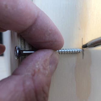 Pindsvinehus byg selv: Brug en skrue til markering af dybde Pindsvinehus byg selv. Brug en skrue til at markere, hvor dybt den stikker.